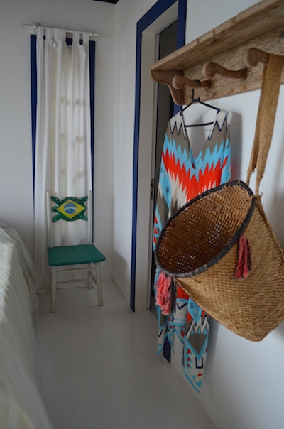 7-10-2014 All you need on a secluded island is a kaftan and basket